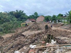 Longsor di Ngetrep Blora, Jalan Desa Ambles-Warga Mengungsi