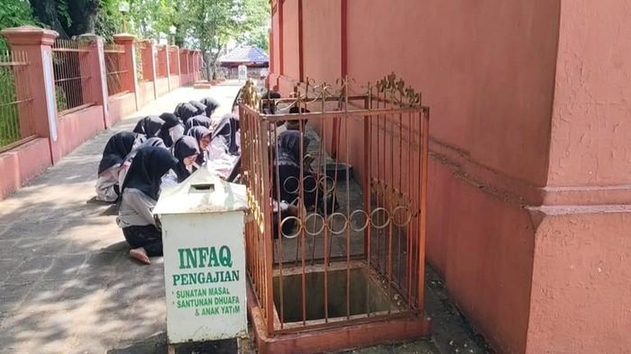 Lubang di Makam Gunung Jati