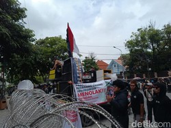 Masih Bawa Sapi, Massa Demo RPH Pegirian Geruduk Balai Kota Surabaya