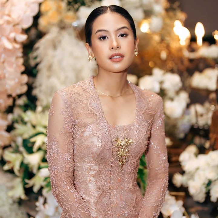 <p>Maudy Ayunda juga tampil menawan dalam balutan kebaya berwarna <em>peach.</em> Ia memadukan riasan mata dengan sentuhan <em>shimmer</em> halus yang membuat wajahnya segar, tetapi tetap <em>classy.</em> Ia pun menuai banyak pujian dari netizen yang terpikat dengan pesonanya. &ldquo;Cantik banget,&rdquo; tulis akun <em>@mir****.</em> &ldquo;MasyaAllah cantik,&rdquo; tulis akun <em>@sinta****.&nbsp;</em>(Foto: Instagram @maudyayunda)</p>
