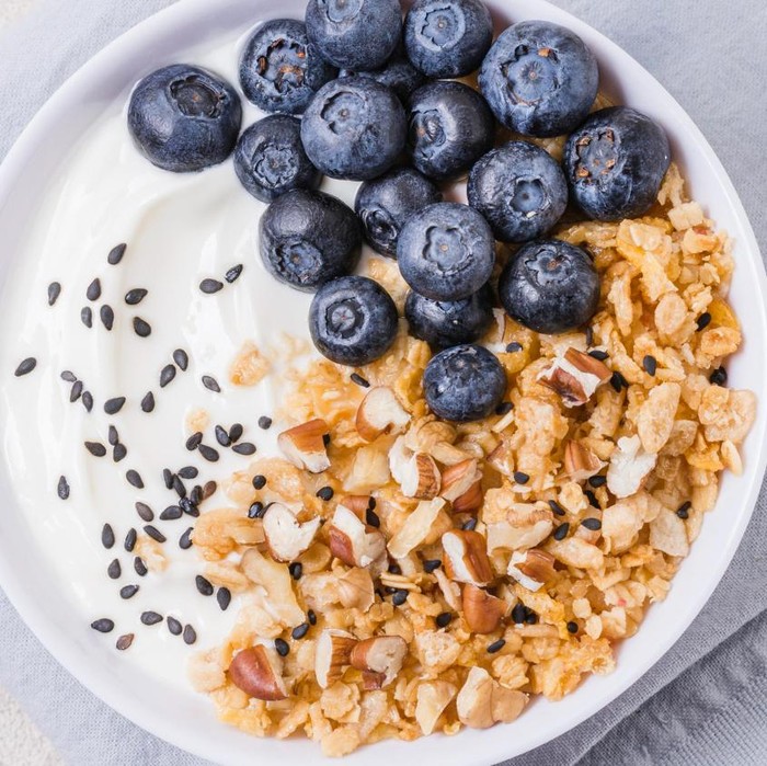 Oatmeal dengan taburan biji rami dan blueberry/Foto: Freepik.com