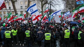 FOTO: Bendera Israel 'Menyusup' di Demo Anti-Khamenei di London-Paris