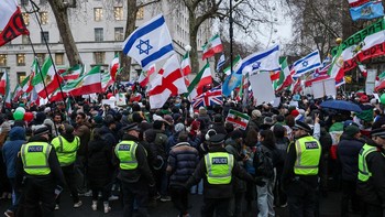 FOTO: Bendera Israel 'Menyusup' di Demo Anti-Khamenei di London-Paris