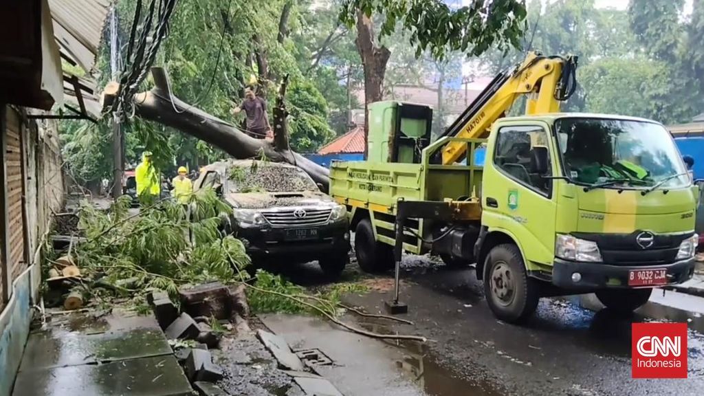 Kosambi Banjir 1 Meter,  Pohon Tumbang Timpa Fortuner di Cikokol