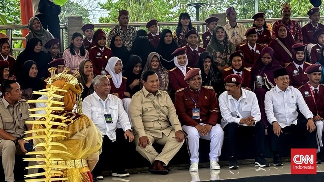 Presiden Prabowo Subianto meresmikan 166 Sekolah Rakyat di Banjarbaru, Kalimantan Selatan. Program ini bertujuan memutus rantai kemiskinan bagi anak-anak.