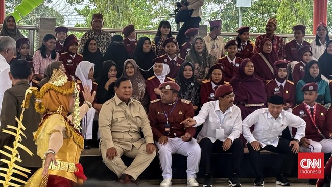 Presiden Prabowo meninjau Sekolah Rakyat Terpadu 9 di Banjarbaru, Kalimantan Selatan, berinteraksi dengan siswa dan mendukung penuh program ini.