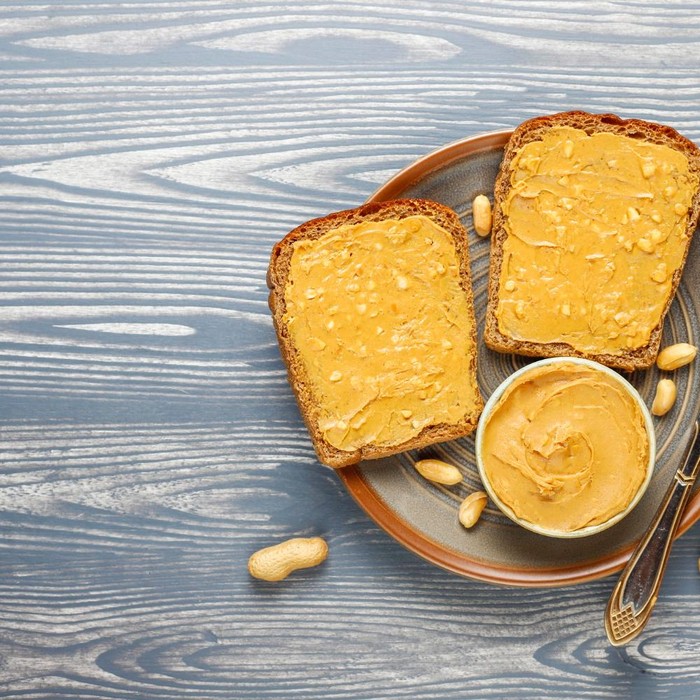 Roti panggang gandum utuh dengan selai kacang/Foto: Freepik.com