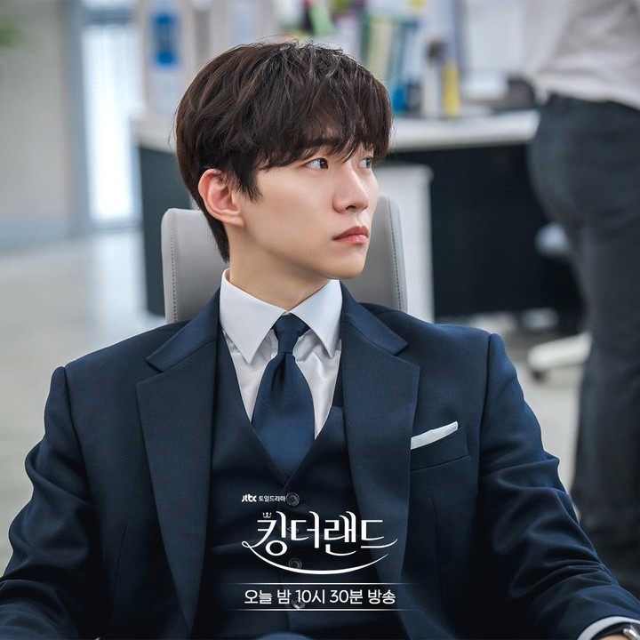 <p>Senyumnya yang dalam dan tatapan penuh arti milik Lee Jun Ho, membuat aura CEO seperti melekat pada dirinya. Dalam drakor <em>King the Land pun</em> ia berhasil menjadi sosok CEO berkarakter dingin, cuek, tetapi diam-diam perhatian. (Foto: Instagram @jtbcdrama)</p>