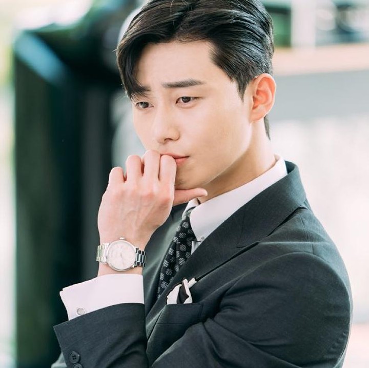 <p>Tatapan khasnya membuat siapapun akan luluh dengan CEO satu ini. Dalam drakor <em>What&rsquo;s Wrong With Secretary Kim</em>, Park Seo Joon pun sukses menunjukkan pesonanya sebagai CEO yang menyebalkan tetapi tetap disukai oleh siapapun. (Foto: Instagram @tvn_drama)</p>