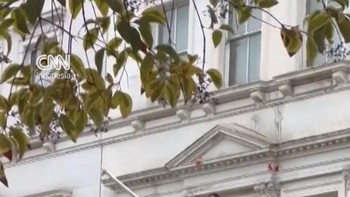 Demonstran Kibarkan Bendera Pra-Revolusi di Kedubes Iran di Inggris