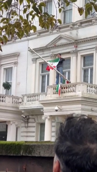 Demonstran Kibarkan Bendera Pra-Revolusi di Kedubes Iran di Inggris