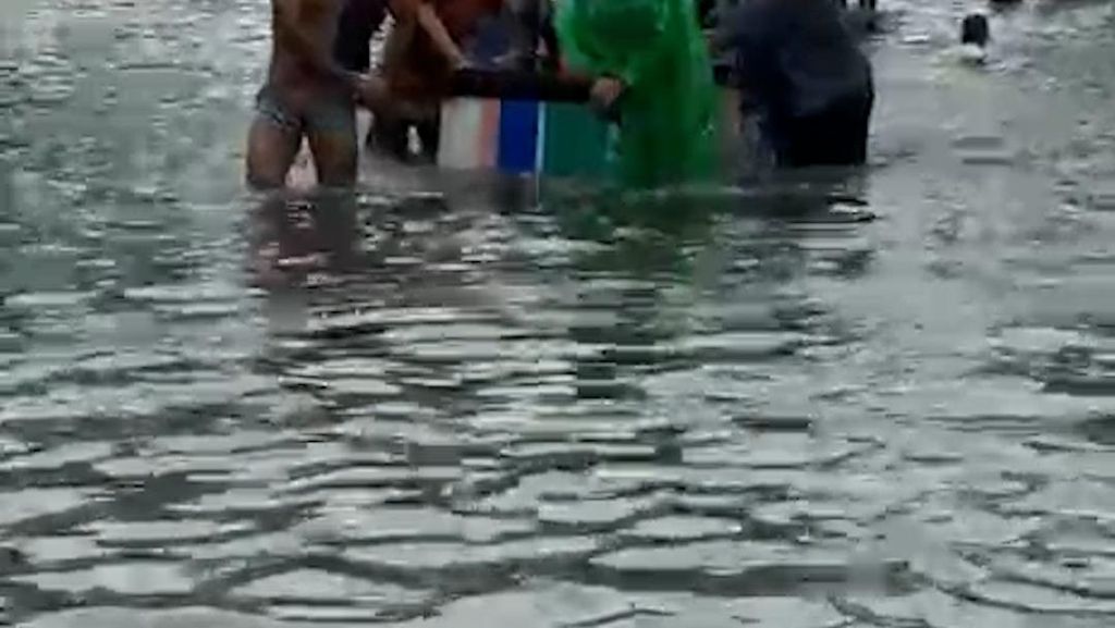 Banjir di Jalanan Jakpus Imbas Hujan Deras