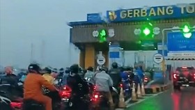Ratusan Pemotor Masuk Jalan Tol di Bekasi Dikawal PJR Imbas Banjir