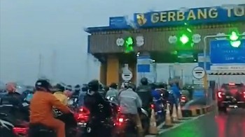 Ratusan Pemotor Masuk Jalan Tol di Bekasi Dikawal PJR Imbas Banjir