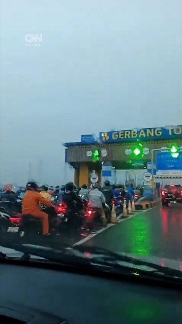 Ratusan Pemotor Masuk Jalan Tol di Bekasi Dikawal PJR Imbas Banjir
