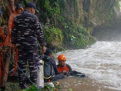Cuaca Buruk Hambat Pencarian Pelajar Tenggelam di Air Terjun Tiwu Pai