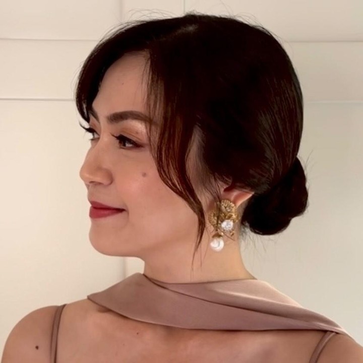<p>Tampilan <em>makeup</em> Tyara Renata saat menjadi <em>bridesmaid</em> di pernikahan Boiyen mengusung konsep elegan klasik dengan sentuhan <em>soft glam.</em> Lipstik bernuansa <em>pink</em> yang dipakainya memperkuat kesan anggun, Bunda.&nbsp;(Foto: Instagram @tyararenata)</p>