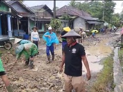 Warga di Pandeglang Perbaiki Sendiri Jalan yang Rusak Puluhan Tahun