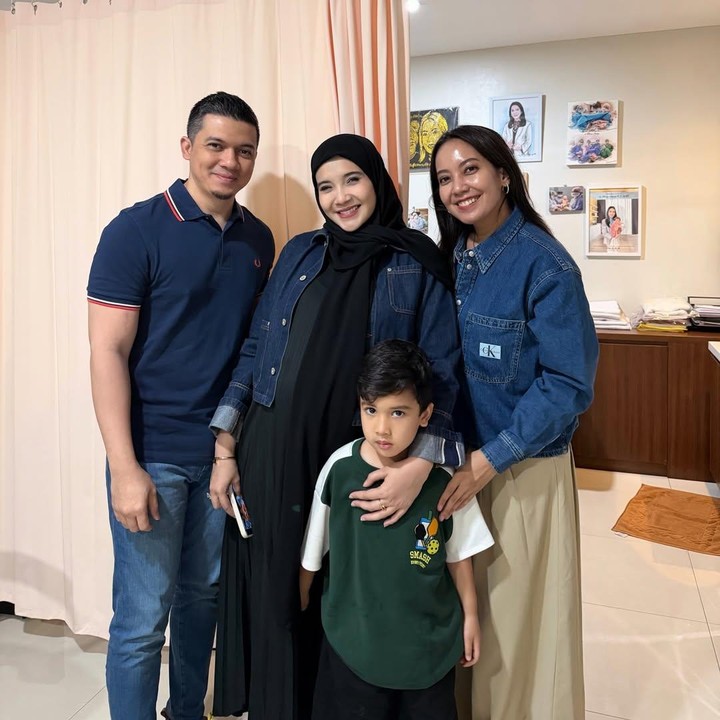 <p>Artis Zaskia Sungkar sebentar lagi melahirkan, Bunda. Jelang persalinan, Zaskia membagikan potret saat melakukan kunjungan rutin ke dokter. Kali ini, ia ditemani oleh suaminya Irwansyah dan sang putra Ukkasya. (Foto: Instagram @zaskiasungkar15)</p>