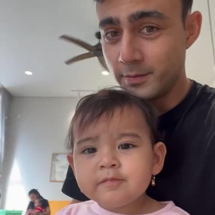 <p>Seperti yang terlihat baru-baru ini, Baby Victoria sedang&nbsp;<em>quality time</em> bersama sang Ayah. Di momen tersebut, Indra tampak menemani putrinya untuk mengikuti kegiatan di <em>toddler class</em>. Victoria pun terlihat begitu bahagia karena didampingi oleh sang Ayah selama belajar dan bermain. "Berteman baru dan mempelajari hal-hal baru!" ungkap Indra, dikutip dari akun Instagram <em>@indrabrotolaras</em>. (Foto: Instagram @indrabrotolaras)</p>