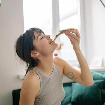 5 Makanan dan Minuman yang Pantang Dikonsumsi agar Menstruasi Lancar