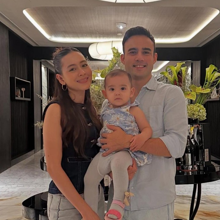 <p>Pasangan Laura Theux dan Indra Brotolaras resmi membangun biduk rumah tangganya pada 23 Maret 2023. Kehidupan mereka pun semakin terasa lengkap setelah putri kecilnya, Wayan Victoria Semesta Brotolaras, lahir pada 24 April 2024. Kehadiran Baby Victoria kini membawa warna baru dalam keluarga kecil mereka, Bunda. (Foto: Instagram @indrabrotolaras)</p>