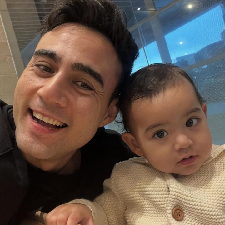 <p>Salah satunya datang dari akun Instagram <em>@_nov****</em> yang mengatakan, "Kembarannya ya,". "Tunggu, ini yang Victoria yang mana trs Indra yang mana?" kata<em> @je1****</em>. "Ya ampun ketiplek papinya looohhh," tutur <em>@ati****.</em> "Duh senyumnya kompak banget, gemes maksimal," tambah<em> @jae****</em>. (Foto: Instagram @indrabrotolaras)</p>