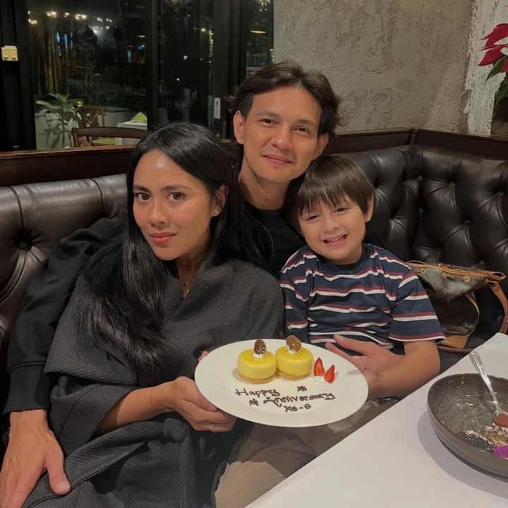<p>Marcell Darwin resmi mengikat janji sucinya dengan Nabila Faisal pada 12 Januari 2020, Bunda. Dari pernikahannya, pasangan ini kini sudah dikaruniai seorang anak laki-laki yang diberi nama Benjamin Qeenan Darwin, yang juga tampak hadir meramaikan momen spesial <em>anniversary</em> mereka. (Foto: Instagram @marcelldarwin/@fastynabila)</p>