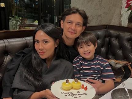 Romantis! 5 Potret Marcell Darwin & Istri Rayakan Anniversary ke-6 Pernikahan