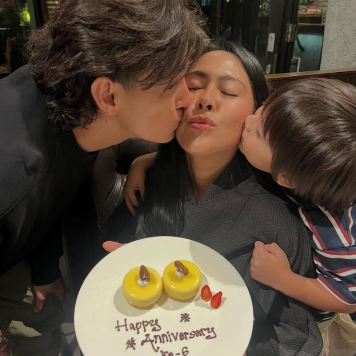 <p>Menilik dari <em>caption</em>-nya di Instagram, Marcell Darwin mengucapkan selamat sekaligus menuliskan pesan manis untuk sang istri di hari ulang tahun pernikahan mereka. "Selamat ulang tahun pernikahan yang keenam, bukti kalau kita berdua sama sama keras kepala tapi saling cinta sampai kakek nenek," tulis Marcell Darwin, dikutip dari akun Instagram <em>@marcelldarwin.</em> (Foto: Instagram @marcelldarwin/@fastynabila)</p>