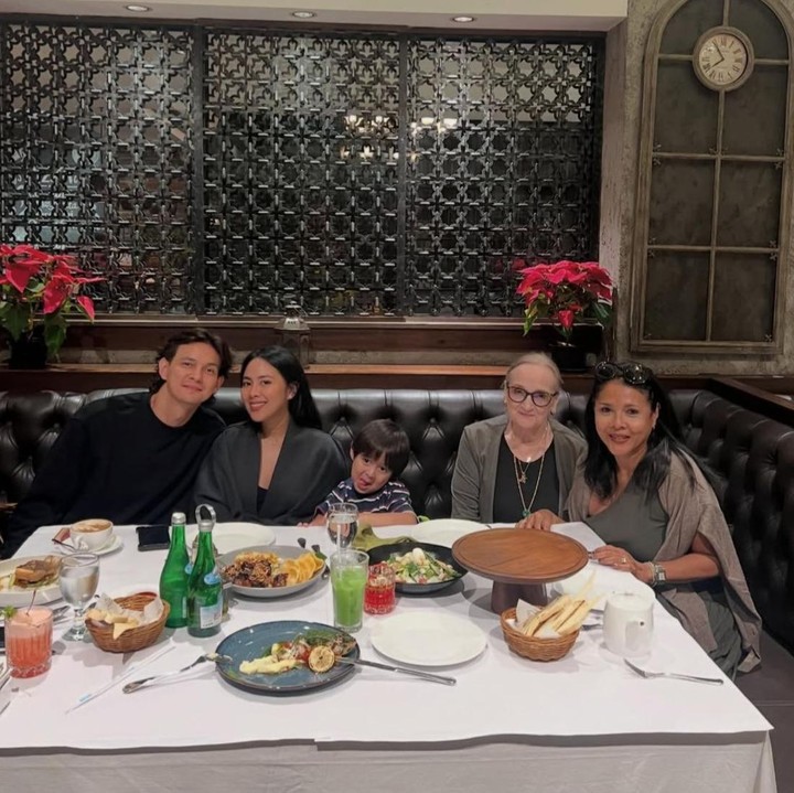 <p>Ternyata, perayaan <em>anniversary</em> Marcell Darwin dan Nabila Faisal juga turut dihadiri oleh ibunda Marcell, Annelie Darwin. Mereka pun kompak menikmati momen spesial itu dengan melakukan&nbsp;<em>dinner</em> bersama sambil berbagi tawa. (Foto: Instagram @marcelldarwin/@fastynabila)</p>