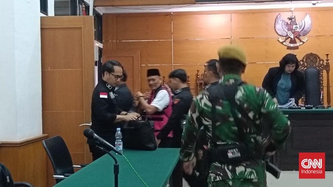 Pengadilan Tipikor Serang menjatuhkan vonis 3,5 tahun penjara kepada Kades Kohod, Arsin, dan tiga terdakwa lain dalam kasus korupsi pembebasan tanah.