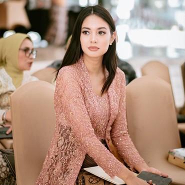 Mengenal Romo Paroki di Balik Pernikahan Kontroversial Aurelie Moeremans & 'Bobby'