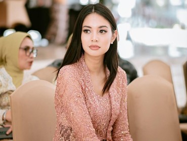 Mengenal Romo Paroki di Balik Pernikahan Kontroversial Aurelie Moeremans & 'Bobby'