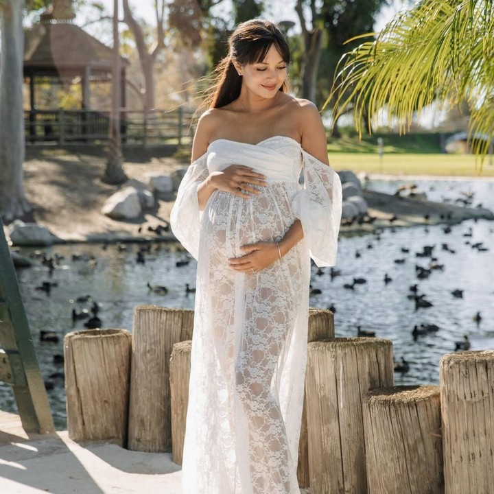 <p>Artis Aurelie Moeremans tengah menjalani kehamilan pertamanya, Bunda. Baru-baru ini, Aurelie kembali memamerkan babu bump kehamilan pertamanya yang sudah memasuki trimester akhir. Aurlie tampil cantik mengenakan off shoulder dress putih. (Foto: Instagram @aurelie)</p>