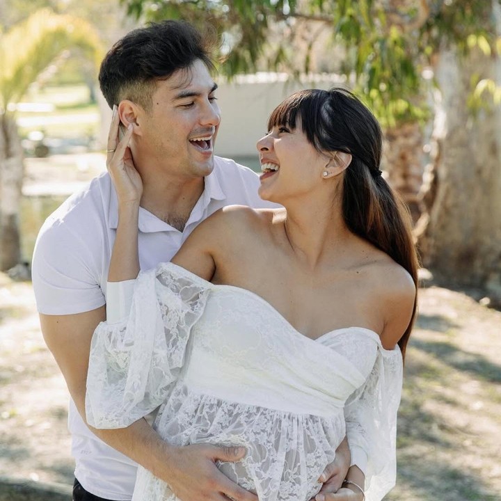 <p>Melalui <em>postingannya</em>, Aurelie menuliskan <em>caption</em> singkat namun penuh makna. Perempuan 32 tahun ini mengungkit perjalanan hidup yang pernah dilalui hingga kini bisa mendapat kebahagiaan bersama suaminya. "Semua yang telah kulalui membawaku ke sini," tulis Aurelie. (Foto: Instagram @aurelie)</p>