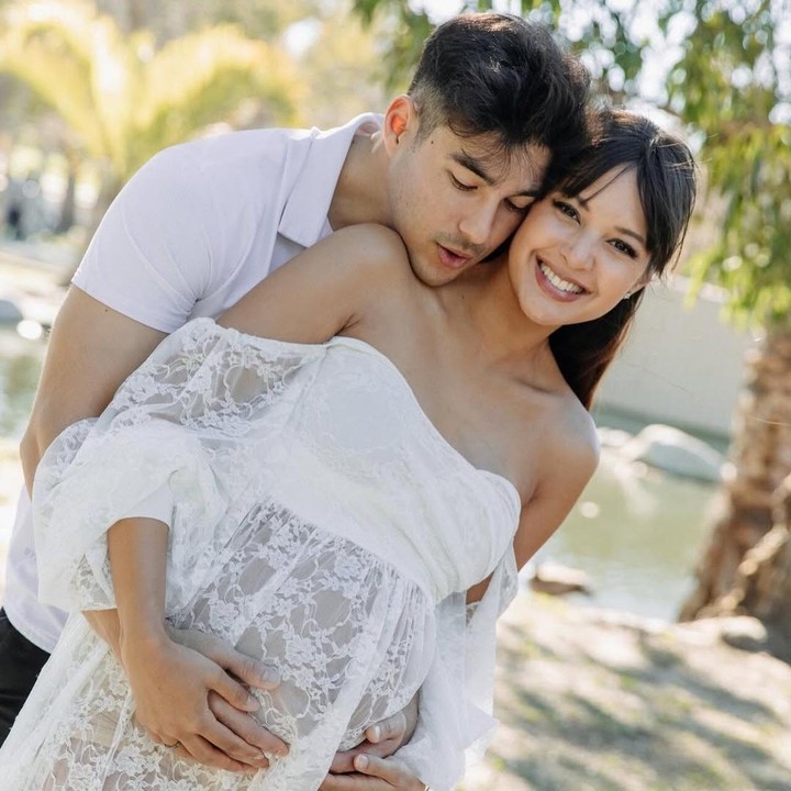 <p>Aurelie mengunggah foto ini di tengah viral bukunya yang berjudul <em>Broken Strings, </em>Bunda. Di buku ini, Aurelie menceritakan kisah hidupnya saat baru merintis karier di dunia hiburan, termasuk cerita pilu tentang <em>grooming</em> yang pernah dialaminya. (Foto: Instagram @aurelie)</p>