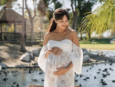 Jelang Melahirkan, 7 Foto Maternity Shoot Aurelie Moeremans Pakai Gaun Putih Transparan