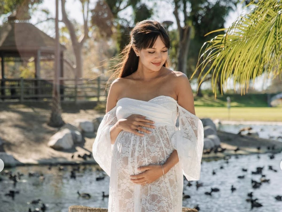 Jelang Melahirkan, 7 Foto Maternity Shoot Aurelie Moeremans Pakai ...