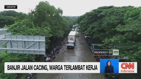 VIDEO: Banjir Jalan Cakung-Cilincing, Warga Terlambat Kerja