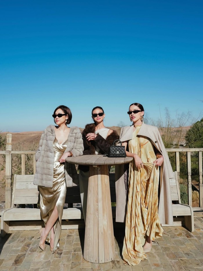 BCL, Yuki Kato, dan Dindra Nasriyah Putri menyempatkan berfoto bersama&nbsp;di pernikahan Ranggaz Ananta Laksmana dan Angie Prijanto. Glamor dan modern, Bunga Citra Lestari mengenakan slip dress emas yang ditumpuk fur coat, sedangkan Yuki Kato berbalut gaun bridesmaid berdesain one-shoulder. Masih serasi dengan keduanya, Dindra&nbsp;memakai gaun dari Soecah dengan potongan halter serta penuh pleats yang flattering./ Foto: Instagram.com/itsmebcl