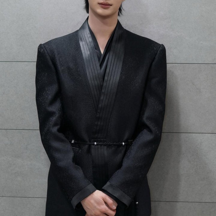 <p>Byeon Woo Seok merupakan aktor tampan yang namanya meroket sejak dirinya membintangi drakor <em>Lovely Runner</em> pada 2024 lalu. Ia dikenal sebagai aktor yang memiliki paras begitu lembut dan aktingnya yang menyentuh perasaan. (Foto: Instagram @varoent_official)</p>