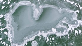 FOTO: Danau Balaton Hungaria Membeku Lagi Setelah Sekian Lama