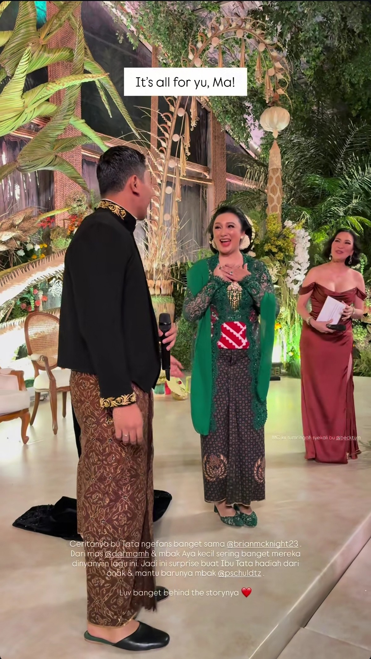 Darma Mangkuluhur hadirkan Brian McKnight di resepsi pernikahan sebagai kejutan untuk ibunda&comma; Tata Cahyani&period;