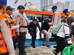 Polda Metro Evakuasi Puluhan Penumpang Kapal Mati Mesin di Pulau Onrust