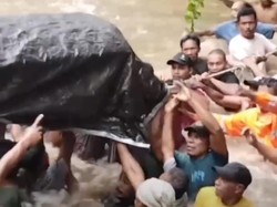 Ngeri! Warga Halmahera Utara Gotong Jenazah Seberangi Sungai Berarus Deras