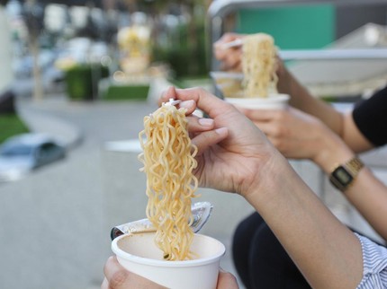 Viral Pengantin Sajikan Mi Instan untuk Tamu Undangan Pernikahan