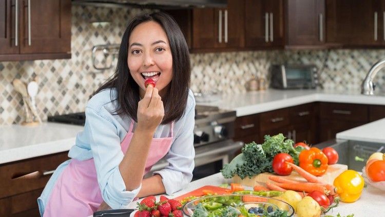 Eurasian Women Preparing A Healthy Meal in the kitchen&period;
