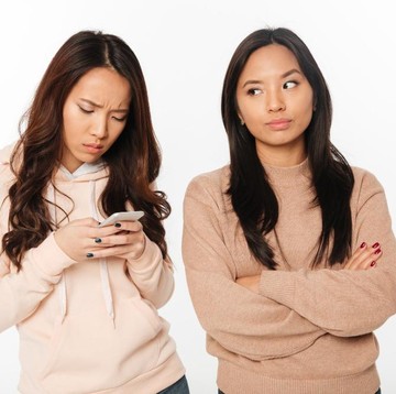 5 Ciri Orang yang Pura-pura Peduli dengan Kamu