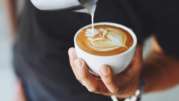 Minuman mengandung kafein perlu dihindari. Kafein dapat memperparah gejala menstruasi.